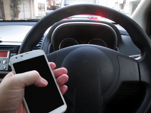 車でハンズフリーで通話するのは違反か 道路交通法は お役立ち情報研究所
