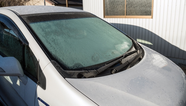 車のフロントガラスが凍結したらエアコンで溶かす お湯はダメ お役立ち情報研究所